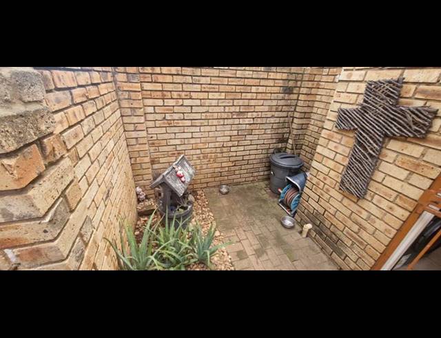 2 BEDROOM TOWNHOUSE FOR SALE IN HEUWELSIG ESTATE